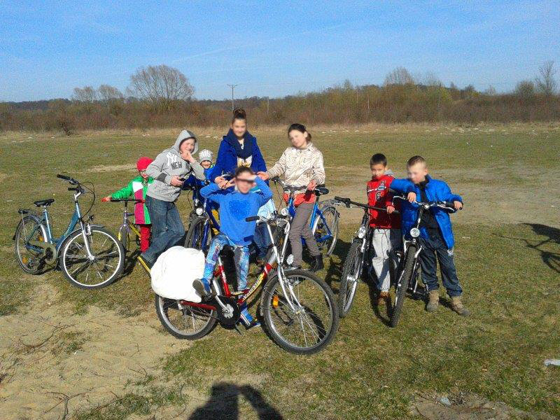 Kinder freuen sich über neue Fahrräder